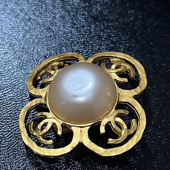 CHANEL vintage Pearl clip on earrings spring 1995 - Picture 2 of 5